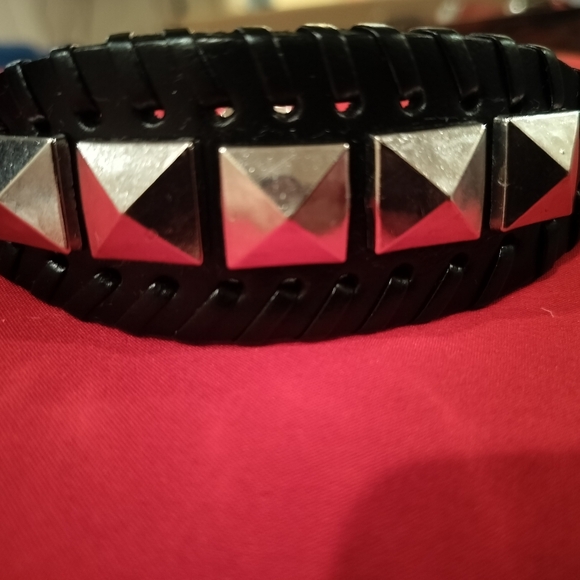 Punk pyramid studded bracelet - Picture 4 of 4